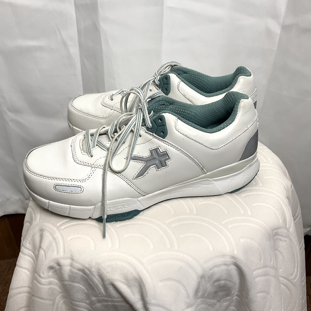 KURU Kinetic womens leather sneaker anti-slip 9wide